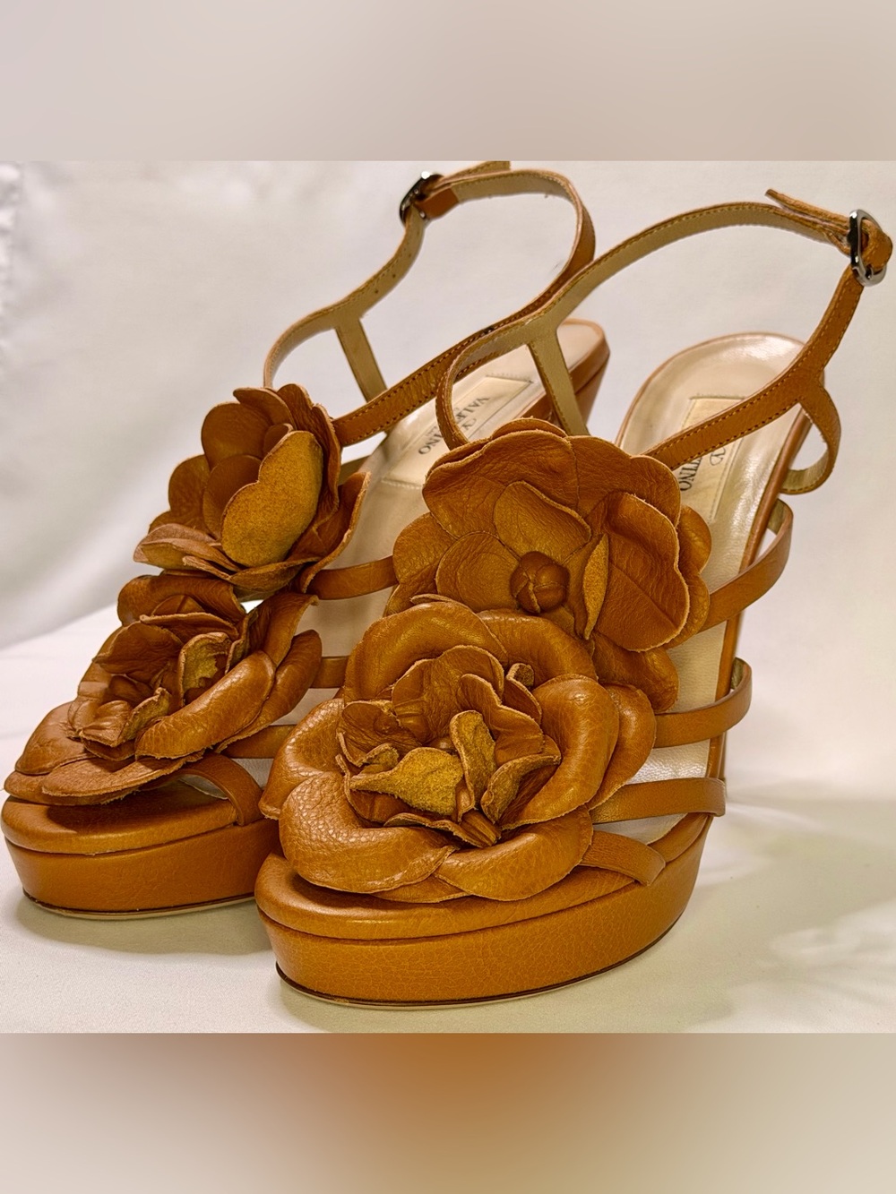 Valentino Garavani 2004 Archive Tan Leather Flower Rosette Platform Sandals 38.5
